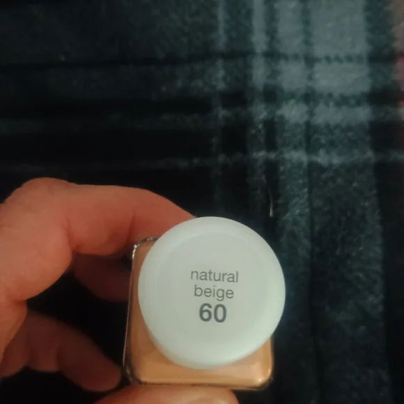 Neutrogena SkinClearing Oil-Free Makeup in Natural Beige #60 - Picture 2 of 2